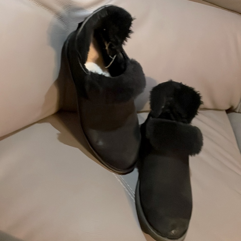 UGG ROMELY SHORT BUCKLE BOTTIES.